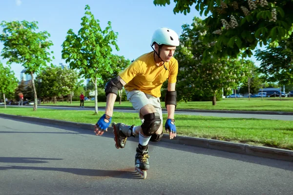 Rolschaatsen in het park — Stockfoto