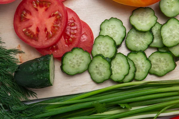 Skivad gurka och tomater på en träskiva med ram av han — Stockfoto