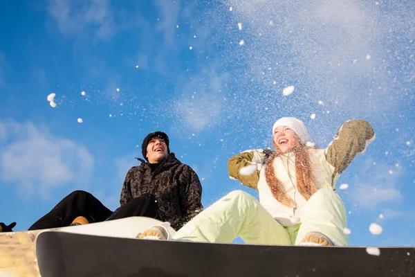 A lifestyle image of two young adult snowboarders — Stock Photo, Image