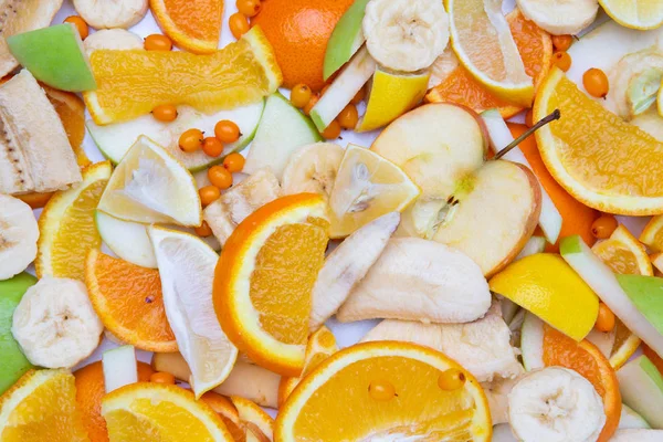 Mängd färska frukter för att göra juice eller smoothie över vit — Stockfoto