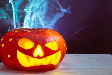 Cadılar Bayramı Balkabağı canavarı duman yayan birçok yuvarlak delikli