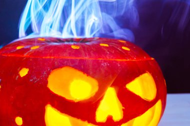 Cadılar Bayramı Balkabağı canavarı mavi duman yayan