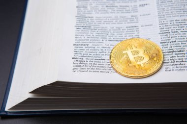 Kitap ve para tanımıyla bir sayfada bitcoin içeren bir tablo. Öğrenme kripto para birimi. Kavramı, yeni bir eğitim konu