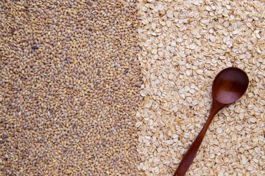 yarısı resim tam buğday arpa ve yarım yulaf ezmesi tahıl tahta kaşıkla üstten görünüm