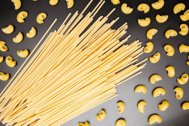 spagetti ve boru rigate İtalyan makarna. Siyah arka plan üzerine kuru makarna