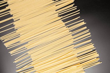 spagetti makarna çeşitleri. Siyah arka plan üzerine kuru makarna