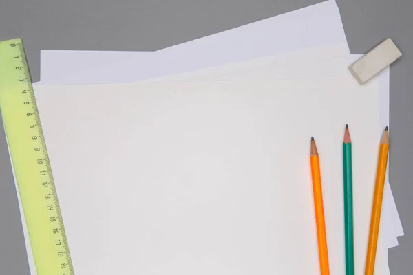 Blanco vel papier, potloden, liniaal en gum op grijze tafel — Stockfoto