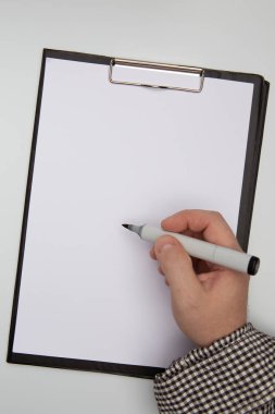 El ve marker. Adam elinde marker ile boş kağıda yazmak için ekose gömlek prepair. Metni için bir yer ile. Dikey sayfa yönlendirmesini, üstten görünüm