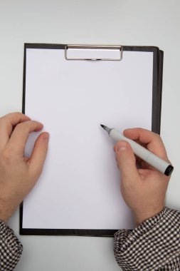 Eller ve marker. Adam ekose gömlek prepair marker ile boş kağıda yazmak için eller. Metni için bir yer ile. Dikey sayfa yönlendirmesini, üstten görünüm