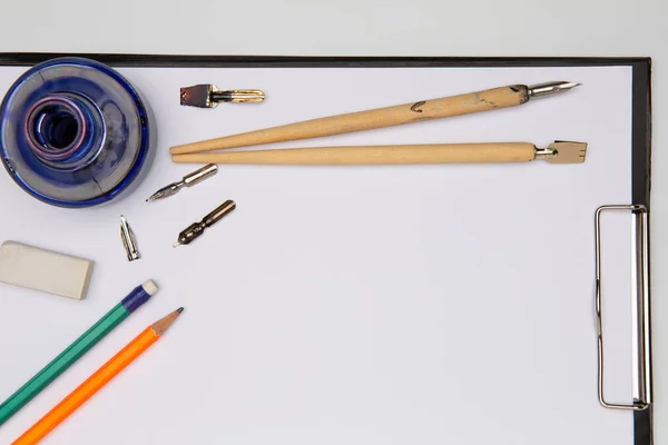 Blanco vel papier, blauwe inkt, pennen en kalligrafie pennen — Stockfoto