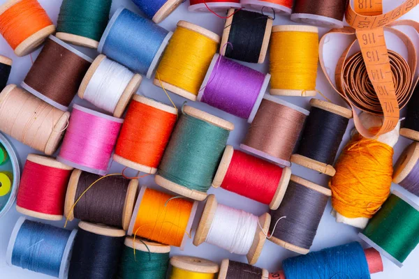 Предпосылки / контекст Spool of sewing threads colorful sort — стоковое фото