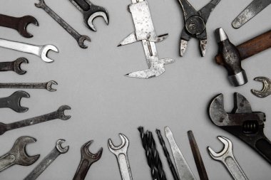 Eski paslı araçları, çekiç, aleti, tornavida, pense, somun anahtarları