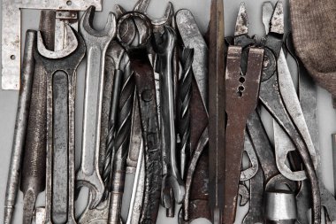 Eski paslı araçları, çekiç, aleti, tornavida, pense, somun anahtarları