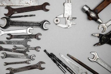 Eski paslı araçları, çekiç, aleti, tornavida, pense, somun anahtarları