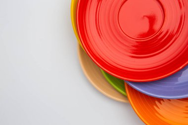 Beyaz arka plan üzerinde renkli yemekleri topluluğu