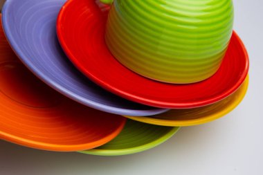 Renkli bardak ve tabak beyaz arka plan üstten görünüm üzerinde