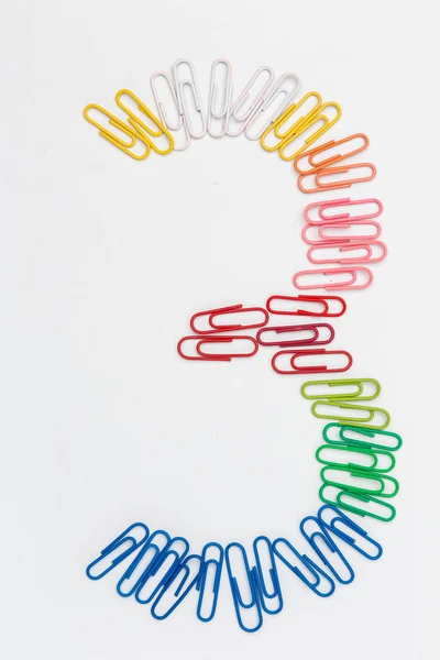 Número tres hecho de clips de papel de color arco iris en blanco —  Fotos de Stock