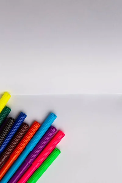 Multi-gekleurde voelde pennen op witte blanco vel papier — Stockfoto