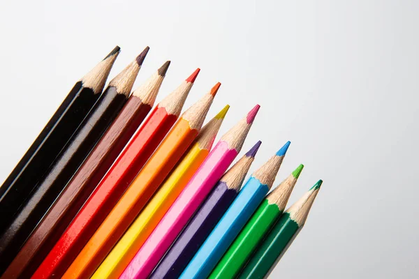 Multi-gekleurde potloden op witte blanco vel papier — Stockfoto