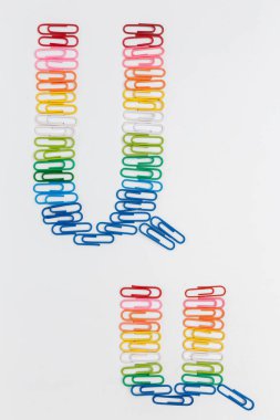 Alfabe renk ataç beyaz zemin üzerine yapılmış U.