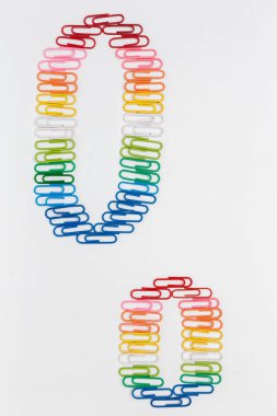 Alfabe O renk ataç beyaz arka plan üzerinde yapılmış. büyük ve küçük harf, gökkuşağı desen, üstten görünüm