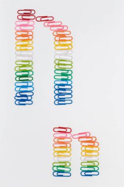 Alfabe N renk ataç beyaz zemin üzerine yapılan.