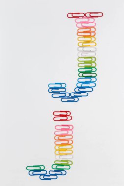 Alfabe J renk ataç beyaz arka plan üzerinde yapılmış. büyük ve küçük harf, gökkuşağı desen, üstten görünüm