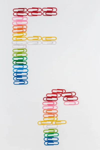 Alfabeto F hecho de clips de papel de color sobre fondo blanco . — Foto de Stock