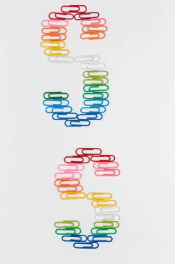 Alfabe renk ataç beyaz zemin üzerine yapılan S.