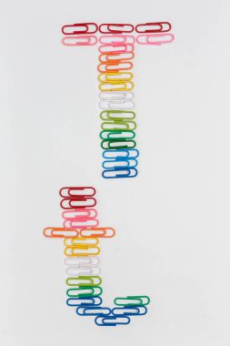 Alfabe renk ataç beyaz zemin üzerine yapılan T.