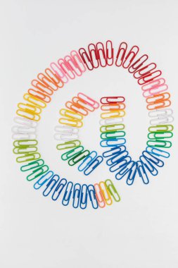 Alfabe e-posta simgesi e renk ataç beyaz zemin üzerine yapılan.