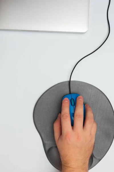 Männerhand mit Maus, Block und Notebook auf weiß — Stockfoto