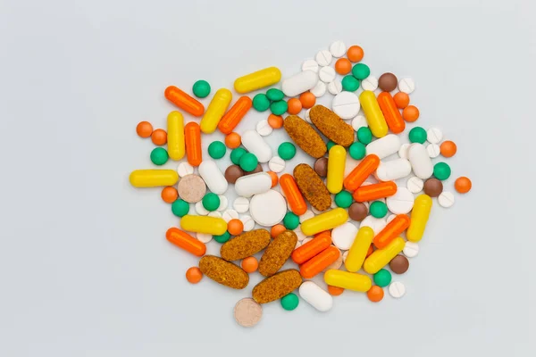 Lek tabletki i kapsułki inny kolor i kształt na białym tle — Zdjęcie stockowe