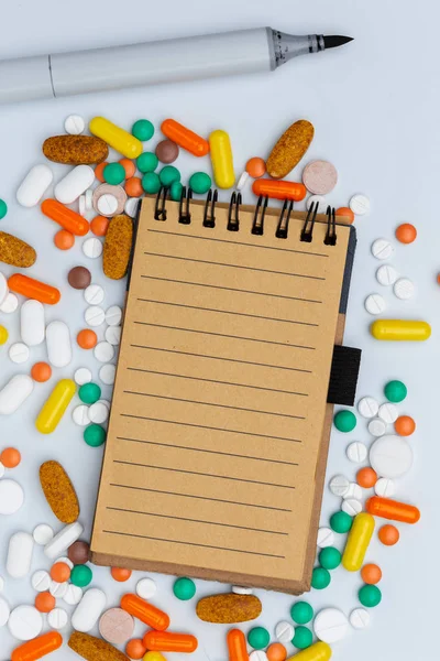 Kapsül pill ve marker ile boş not defteri — Stok fotoğraf
