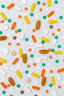 uyuşturucu hap ve kapsül farklı renk ve şekil üzerinde beyaz
