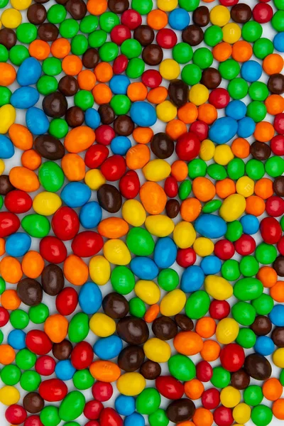 Dulce bombón colorido caramelo, diverso tamaño y fondo de color — Foto de Stock