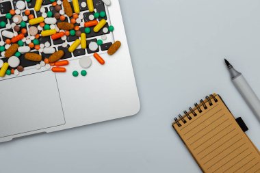 Tıp hap ve kapsül türü ve rengi bilgisayar klavye