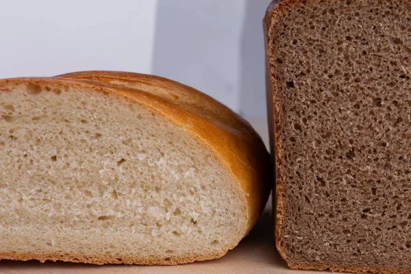 Soorten gebakken brood, rogge baksteen en brood — Stockfoto