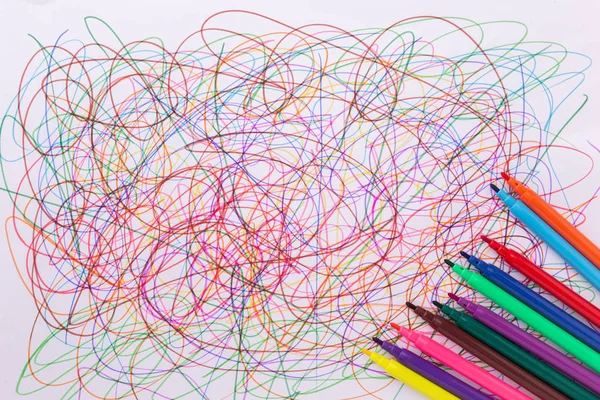 Kleurrijk voelde tip pen en abstracte Krabbel op wit papier. — Stockfoto