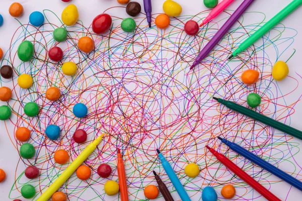 Bolígrafo de fieltro colorido con dulces y garabatos en papel blanco . —  Fotos de Stock