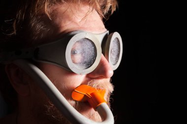 snorkeling ekipman izole o adam yüz dikey, sakallı