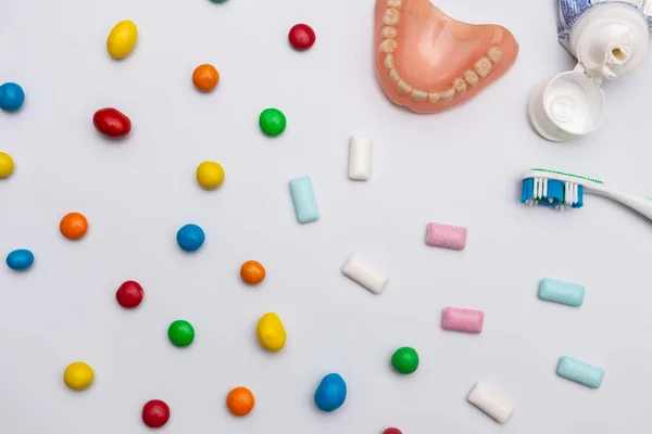 歯科補綴物と色のボンボンとガムの背景 — ストック写真