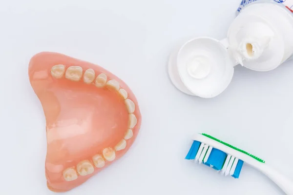 義歯の歯のブラシと白、クローズ アップの歯磨き粉 — ストック写真