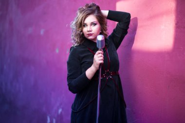 Mikrofon ile şarkı güzel seksi kadın