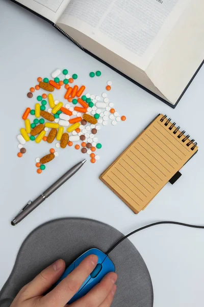 Hombre mano en el ratón de la computadora, portátil portátil y pastillas en blanco d —  Fotos de Stock