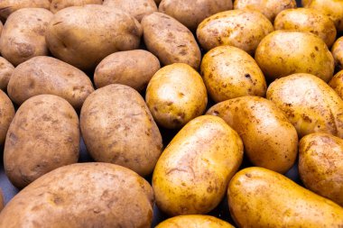 taze organik sarı patates yarım temiz ve yıkanmamış yığın. Yakın çekim doku.