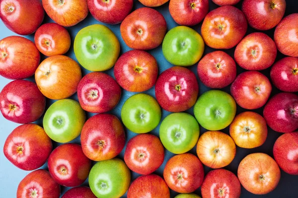Cumulo di mele verdi e rosse mix su sfondo blu , — Foto Stock