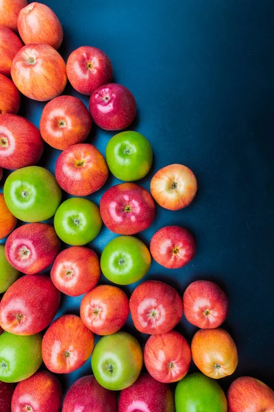 Mucchio Mele Verdi Rosse Mix Sfondo Blu Vista Dall Alto — Foto Stock