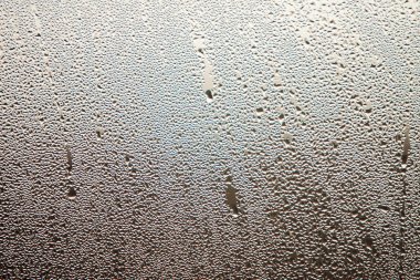 Sis camında yağmur damlaları