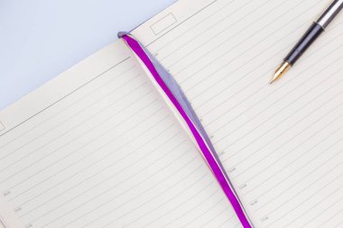 Boş günlüğü veya Not defteri ve dolma kalem altın NIB closeup ile